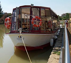 Archivo:Barco Antonio de Ulloa - Canal de Castilla - Medina de Rioseco