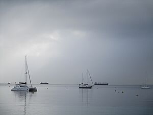 Archivo:Boats and ships in Mangles Bay, July 2019