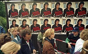 Archivo:Bundesarchiv B 145 Bild-F079012-0026, Berlin, Michael Jackson-Konzert, Wartende
