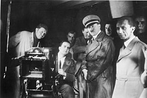 Archivo:Bundesarchiv Bild 183-1990-1002-500, Besuch von Hitler und Goebbels bei der UFA