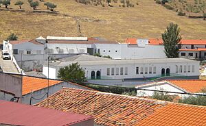 Archivo:Centro de salud y colegio (Talaván)