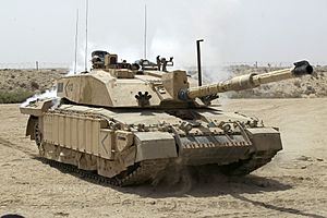 Archivo:Challenger 2 Main Battle Tank patrolling outside Basra, Iraq MOD 45148325