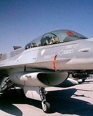 Archivo:Chilean F-16 Fidae 2006