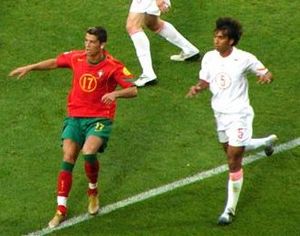 Archivo:Cristiano Ronaldo (links unten) im EM-Halbfinale gegen die Niederlande (cropped)