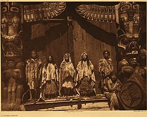 Archivo:Edward S. Curtis, Kwakiutl bridal group, British Columbia, 1914 (published version)
