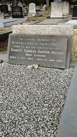 Archivo:Ernest Walton Grave 2016