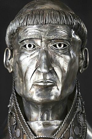 Archivo:Escultura Cardenal Cisneros en chapa alambre y soldadura