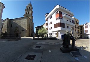 Archivo:Estatua del templario y basílica - Plaza Virgen de la Encina - Ponferrada