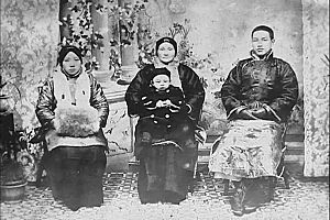 Archivo:Family of young Chiang Kai-Shek