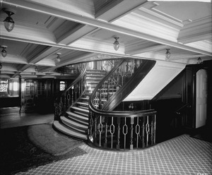 Archivo:First Class Entrance on the 'Empress of Ireland' (1906) RMG G10653f