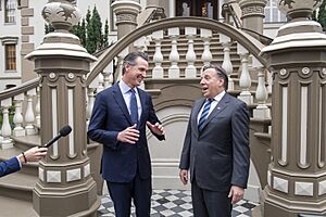 Archivo:Gavin Newsom and Francois Legault