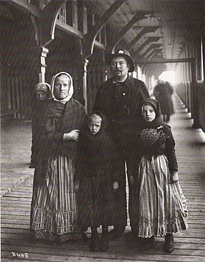 Archivo:German immigrants, Quebec City, Canada, 1911