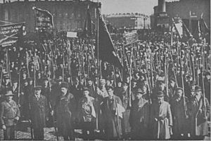 Archivo:Guardias Rojos junto al palacio de invierno, otoño de 1917