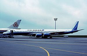Archivo:Icelandair DC-8-71