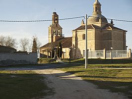 Vista de la Iglesia de Cobos de Segovia desde la Calle de las Cruces