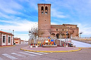 Archivo:Iglesia parroquial de San Martín y plaza infantil en Villaflores