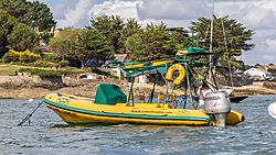 Archivo:Inflatable boat of the Camel Trophy in harbour of St Mawes, Cornwall-8997