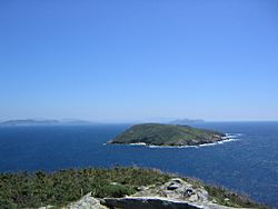 Archivo:Isla de Ons. Vista desde Fedorentos de la isla Onza