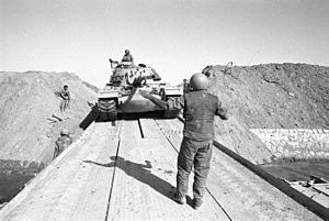 Archivo:Israeli Tanks Cross the Suez Canal - Flickr - Israel Defense Forces