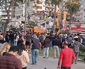 Archivo:Izmir earthquake aftermath (cropped)
