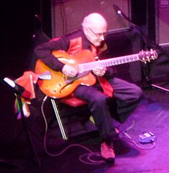 Archivo:Jim Hall at Sonny Rollins 80th birthday show, the Beacon Theater, New York City, 2010-09-10