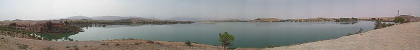 Archivo:Lake of Barrage Couvagnac Panoramic