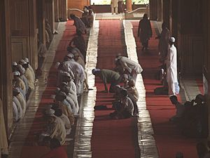 Archivo:Men praying at jama masjid