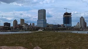 Archivo:Milwaukee skyline May 2016 frome Lakeshore