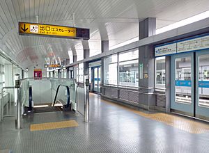 Archivo:Minatojima station platform 1