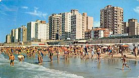 Archivo:Miramar, playa y rascacielos (postal)