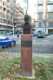 Archivo:Monumento a Francisco Pradilla y Ortiz - Madrid 01