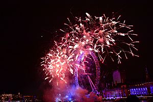 Archivo:New Years 2014 Fireworks - London Eye