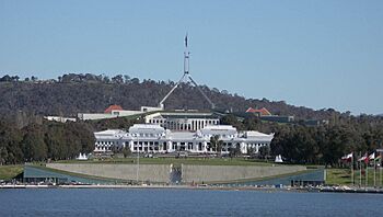 Archivo:Old and New Parliament House Canberra