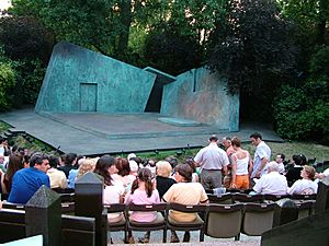 Archivo:Open Air Theatre - stage - Regent's Park, London - 2005-06-22