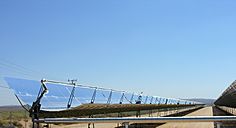 Archivo:Parabolic trough solar thermal electric power plant 1
