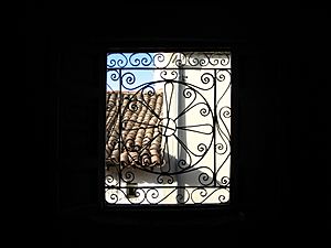 Archivo:Rejería de una ventana c. Cristo, 9 Macotera