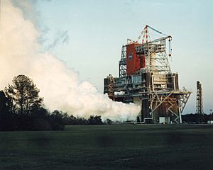 Archivo:Space Shuttle Main Engine Test on B-1
