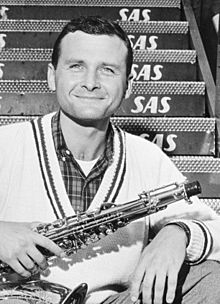 Stan Getz, tenor saxophonist at Kastrup Airport CPH, Copenhagen (cropped).jpg