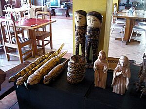 Archivo:Tallados en madera de diferentes motivos (San Ignacio Guazú)