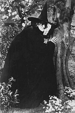 Archivo:The Wizard of Oz Margaret Hamilton 1939 No 1