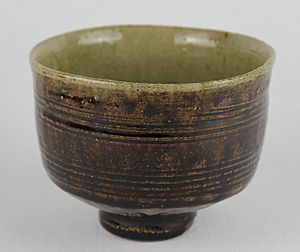 Archivo:Thrown, Combed tea bowl by Shoji Hamada (YORYM-2004.1.1957) (cropped)