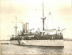 Archivo:USS Maine ACR-1 in Havana harbor before explosion 1898
