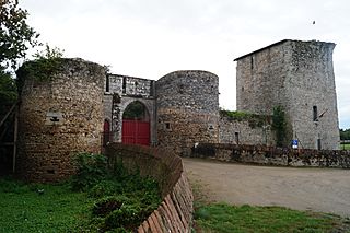 Vieux château des Essarts (vue 6, 13 septembre 2015, Éduarel).jpg