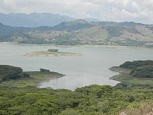 Archivo:Vista al lago