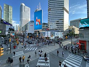 Archivo:Yonge–Dundas crossing 2022