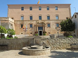055 Castell de Torredembarra, actual Ajuntament, des de la plaça del Castell.jpg