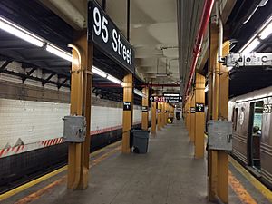 Archivo:95th Street - Platform