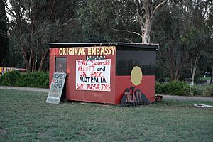 Archivo:Aboriginal Tent Embassy, Canberra 003