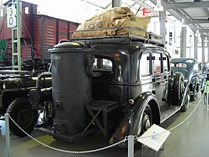 Archivo:Adler Diplomat 3 GS mit Holzgasgenerator-hinten rechts