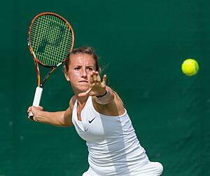 Archivo:Annika Beck 2, 2015 Wimbledon Qualifying - Diliff